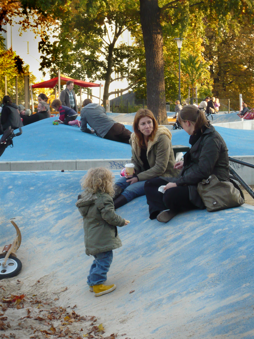 Forældrene hænger ud på de blå bakkedale mens børnene leger. Foto: Bettina Lamm