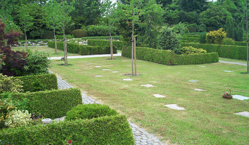 Velafgrænset bælte med urnegrave i græs på Greve Kirkegård. Foto: Christian P. Kjøller