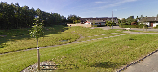 Ejersmindevej, Odense. Regnvandspark etableret på et areal, hvor der tidligere lå parcelhuse. Områdets historiske vådområde er gendigtet og reetableret i den eksisterende by. Foto: Google Streetview