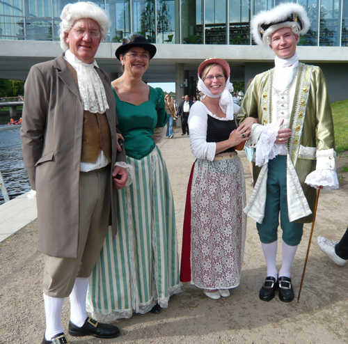 Når deltagerne går rundt i historiske kostumer under Vågspel i Halmstad 2007, er de med til at iscenesætte historien under festivalen.