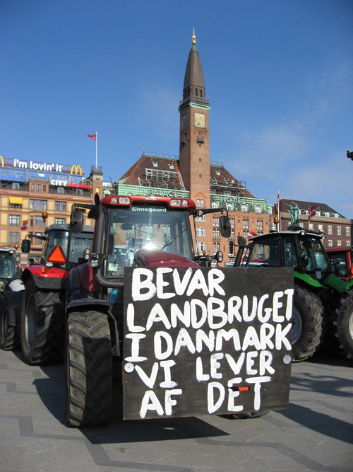 Landmænd viser deres utilfredshed med politiske initiativer ved demonstration på Rådhuspladsen i København mod Grøn Vækst, 16. marts 2011. Foto: Stine Wamberg Broch.
