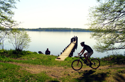 Cyklist ved sø