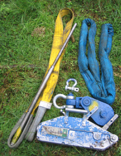 Udstyr som spil, wire, stropper og sjækler hører til, når man fælder træer ved indtrækning. Foto: Ole Sejr Jacobsen