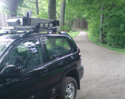 Figur 1. Scale-kameraerne er monteret i en vejrbestandig boks, som er monteret på bilens tag. Opmålingen foretages ved at køre langsomt forbi stakken uden at stoppe, mens udstyret tager en række fotografier af stakken.