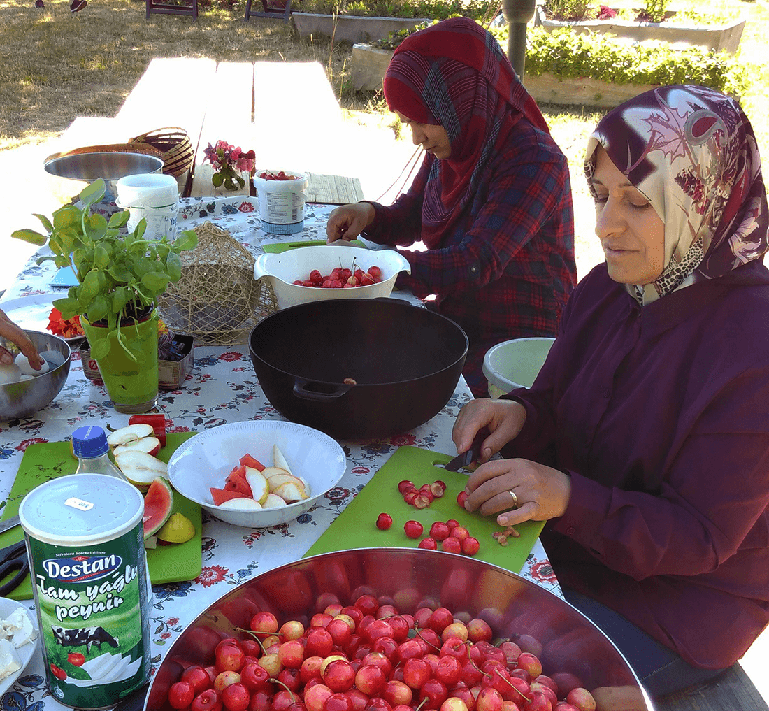 To kvinder ordner kirsebær