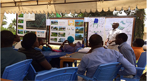 Borgermøde i Dar es Salaam, Tanzania, hvor planer og nye løsninger diskuteres. Foto: Lise Herslund.