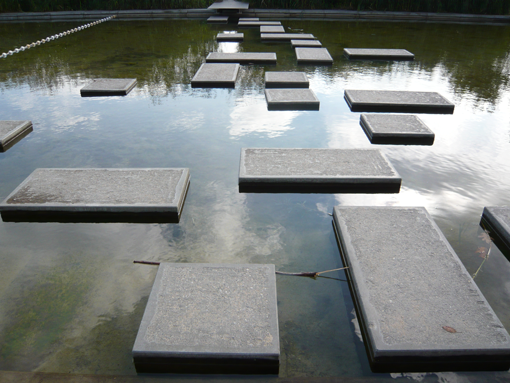 Et vandbassin er sjovt at lege i, men også smukt at se på – både med og uden børn. Waldpark i Potsdam. Foto: Bettina Lamm