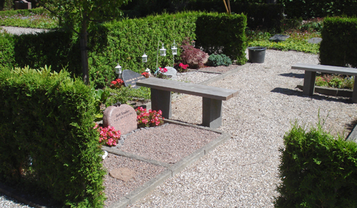 Små urnehaver indpasset i dobbeltrækker med kistegravsteder på Gladsaxe Kirkegård. Foto: Christian P. Kjøller