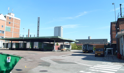 Eksempel på et industrielt byrum. Idealet om traditionelle pladser som universelt smukke og velfungerende kan gøre os blinde over for industriområders kvaliteter. Vi skal blive bedre til at forstå industriområdernes byrum, inden vi træffer valg om deres funktion og udformning. Foto: Svava Riesto