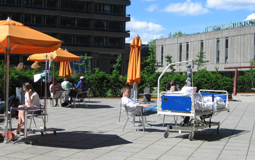 På rigshospitalet kommer patienterne ud og får luft og sol. Denne praksis bør tænkes ind ved planlægningen af fremtidens hospitalshaver. Foto: Shureen Faris