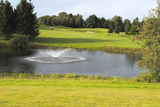 Vandingssø på Hornbæk golfbane. Smukt ser det ud, men det er til dels grundvand, og klubben er begrænset af en indvindingstilladelse. På sigt vil det være bedre at udnytte andre kilder til vanding f.eks. opsamling af drænvand og genbrug af gråvand. Foto: Anne Mette Dahl Jensen