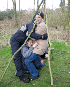 På efteruddannelse afprøver lærere på egen krop rumfanget af en kubikmeter i en pyramidalform. Foto: Karen Barfod