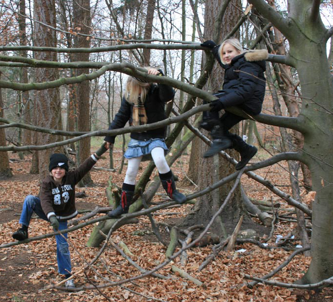Barndommens naturoplevelser som f.eks. leg i skoven, fiske- eller vandreture kan være med til at skabe miljøbevidste voksne. Foto: Anders Busse Nielsen