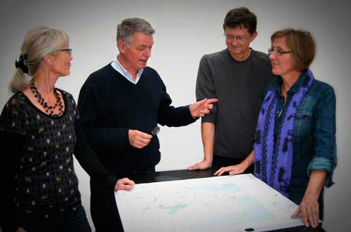 DIAPLANs formål er at udvikle og afprøve modeller for, hvordan man kan gennemføre  planprocesser, der baserer sig på samarbejde mellem forskellige faglige miljøer, borgere og interesseorganisationer med udgangspunkt i landskabelige helheder. Fra venstre en del af forskerne fra Skov & Landskab: Vibeke Nellemann, Jørgen Primdahl, Ole Hjorth Caspersen og Lone Søderkvist Kristensen (Henrik Vejre var ikke til stede). Foto: Bibi Plum