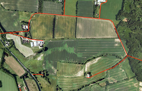 Fig 2. Samme udsnit som fig. 1 men fra 2010. Bemærk de få men store marker og en af gårdene er vokset på bekostning af de øvrige. En markvej fra gården ud til de øvrige marker er nedlagt og i stedet ses ny tydelige kørespor ca. 10 m inde på marken. Disse kørespor registreres ikke som mark- eller adgangsveje.