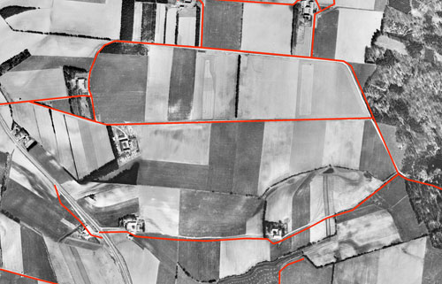 Fig.1. Udsnit af 1954 flyfoto fra Gadbjerg. Bemærk det store antal marker og at gårdene nærmest er lige store. Markvejene er vist med rødt.