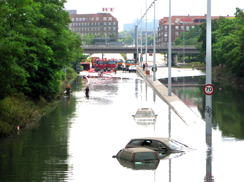 Konkrete oversvømmelseshændelser, som fx på Lyngbyvejen i København, kan få kommuner til at tilpasse sig til effekter af klimaforandringer. Foto: Thomas Sick Nielsen.