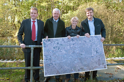 Morten Slotved, borgmester i Hørsholm Kommune, Erik Fabrin, borgmester i Rudersdal kommune, Lykke Friis, tidl. Klima- og Energiminister, og Thomas Lykke Pedersen, borgmester i Fredensborg Kommune efter at have indgået et tværkommunalt samarbejde om Usserød Å. Foto: Claus Beyer Ottedahl