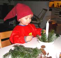 I de fleste familier er børn, gran, ler og lys en god blanding. Et astmaanfald kan dog spolere hyggen. Har gæster eller familiemedlemmer følsomme luftveje, bør man tage hensyn, så alle kan få luft. Foto: Simon Skov