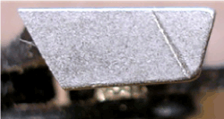 Figur 3. Vinklen mellem tandens kant og æggen skal være 25° eller 30° afhængigt af tandtypen. På nogle kæder er der præget en hjælpestreg bagerst på tanden. Foto: Simon Skov