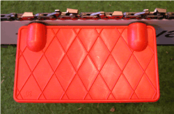 Figur 5. Korrekt filevinkel kan opnås ved at bruge en af de mange typer af hjælpe-midler. Vær opmærksom på, at de fleste hjælpemidler kun passer til en bestemt type kæde. Den viste fileplade har 25° på den ene side og 30° på den anden. Foto: Simon Skov