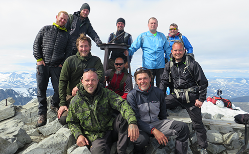 Friluftsliv er som regel en aktivitet uden konkurrence og derfor særlig god for fælleskabet. Gruppen af veteraner samlet på toppen af Nordens højeste bjerg Galdhøpiggen i Norge. Foto: Niels Overgaard Blok