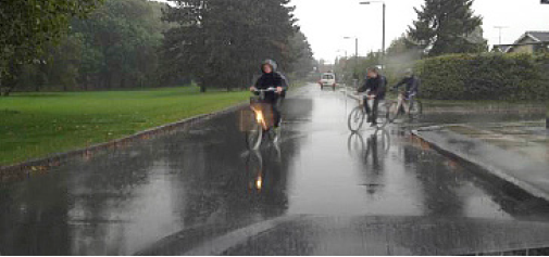 Cyklister krydser Irish Crossing.