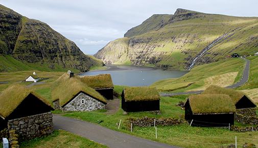 På Færøerne er græstage et traditionelt anvendt bygningselement, bl.a. på grund af gode isolerende egenskaber. Her byen Saksun. Foto: Erik Christensen