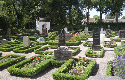 På Lyø Kirkegård er der tæt sammenhæng mellem form og funktion. Foto Susanne Guldager