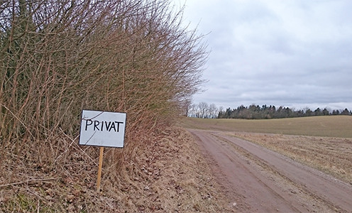 Et skilt med ”Privat” ved en privat vej kan være ulovligt, hvis betingelserne for at lukke vejen for offentligheden ikke er opfyldt. Foto: Lasse Baaner