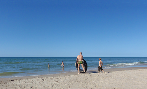På de danske strande må man lægge sit tøj og gå i vandet - både med og uden badetøj. Foto: Anna Driscoll