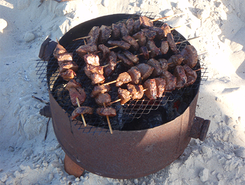 På den ubevoksede strandbred er der tradition for, at man må grille og lave mindre bål. Foto: Lasse Baaner