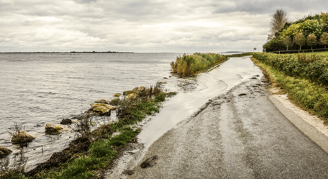 Havet oversvømmer vej