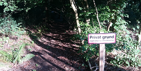 "Privat grund"-skilt ved indgang til skov
