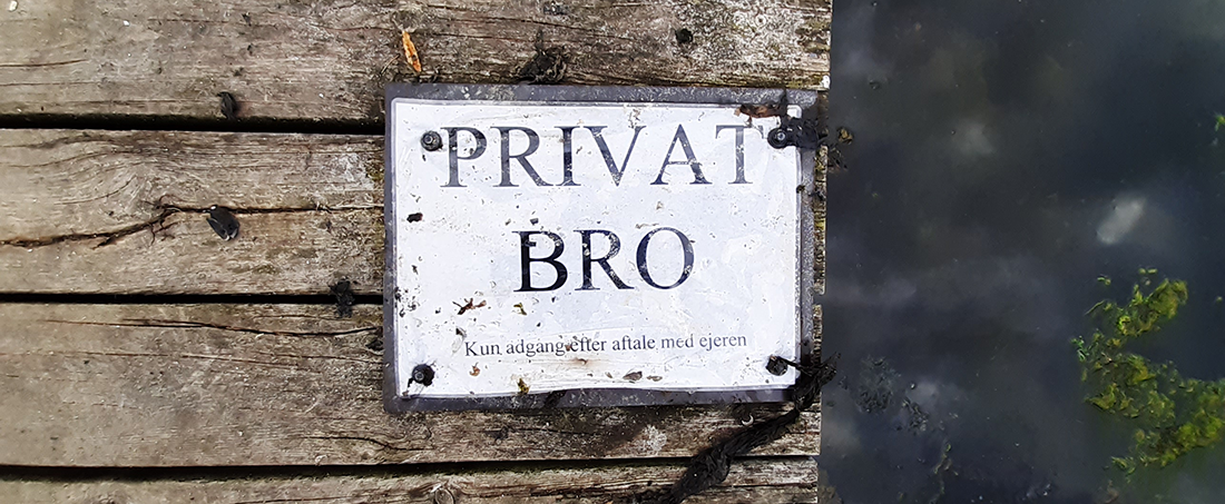Skilt på dækket af badebro med teksten ’privat bro’.